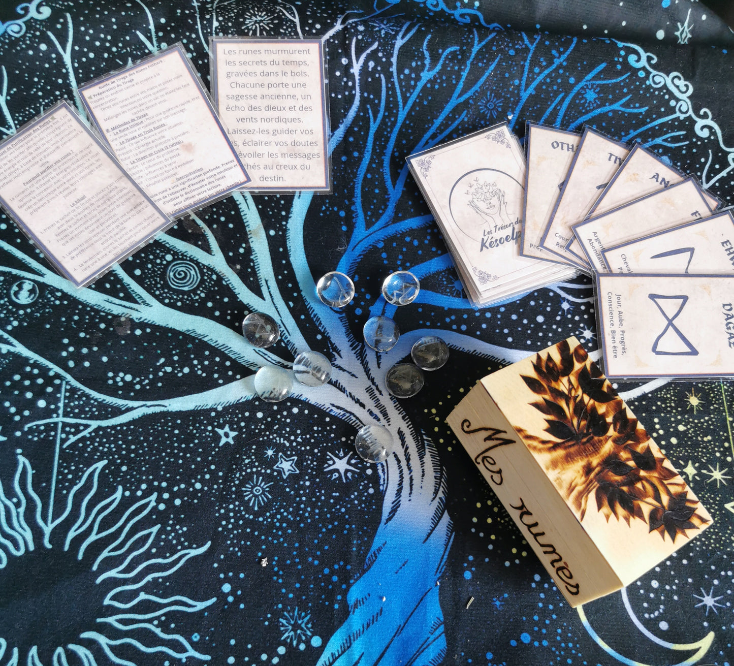 Jeu de runes en verre avec cartes significations