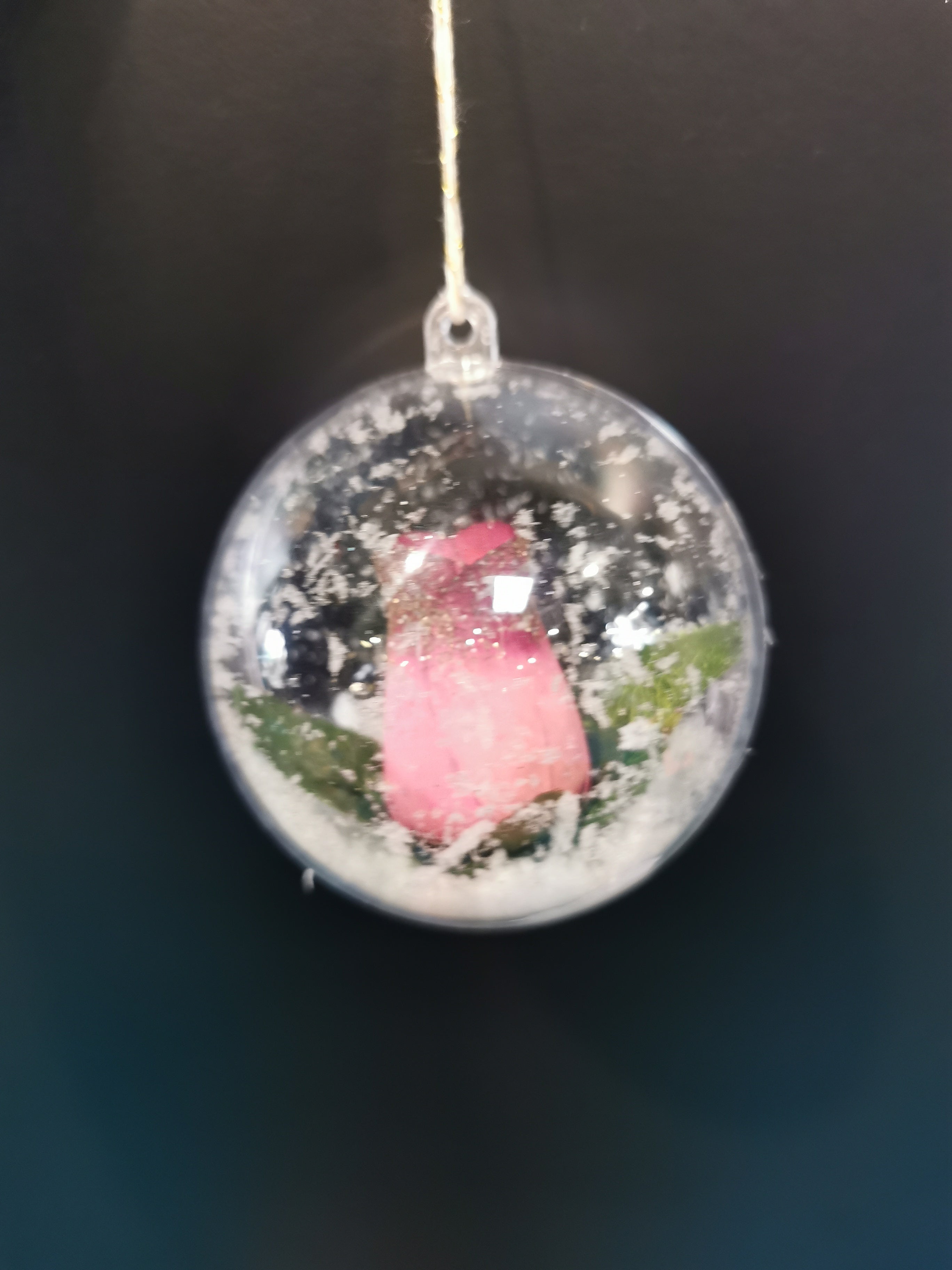 Boule Transparente Décorative avec Rose en Bois enneigé