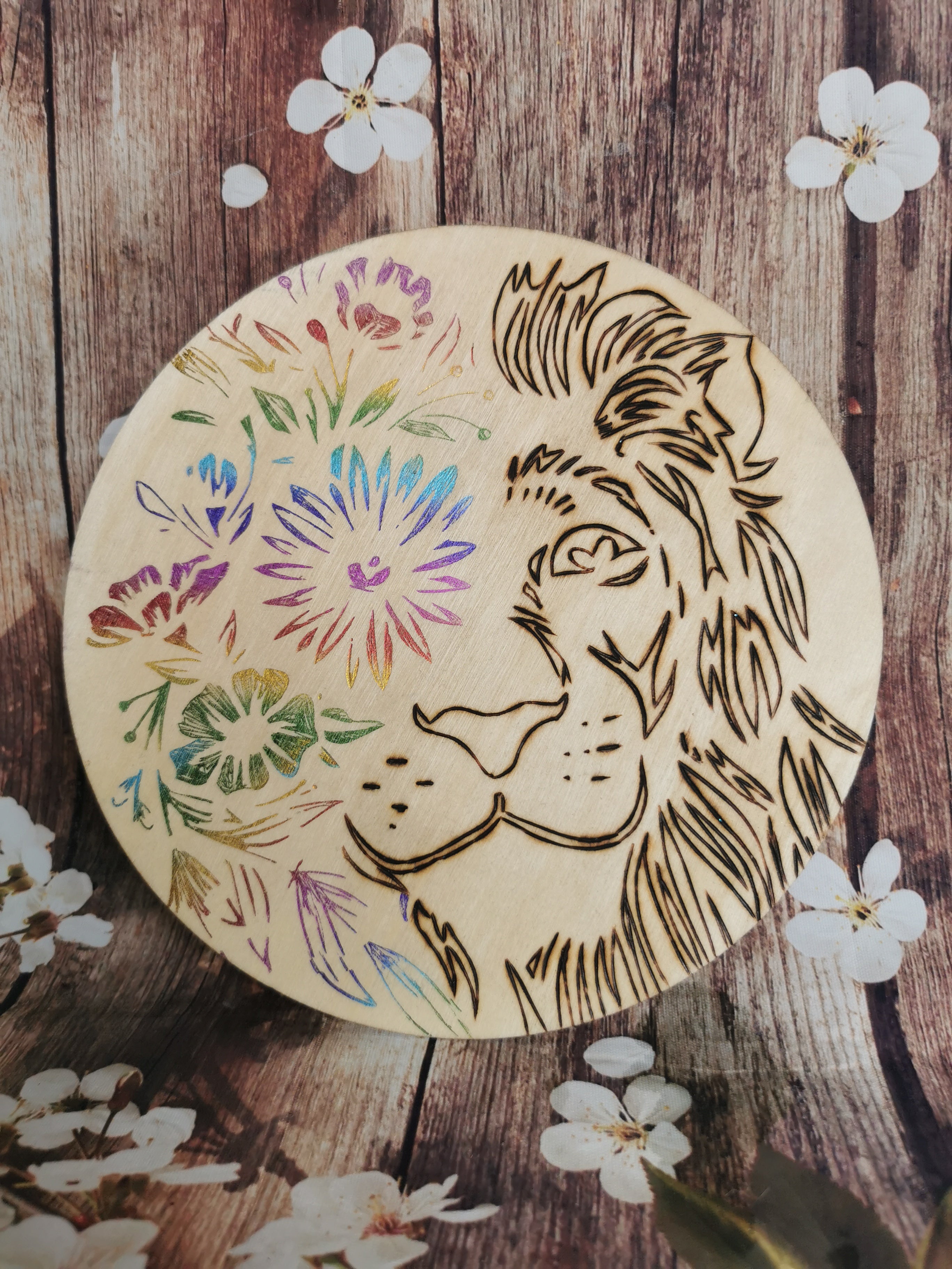 Plaquette ronde en bois Lion fleuri coloré au foil