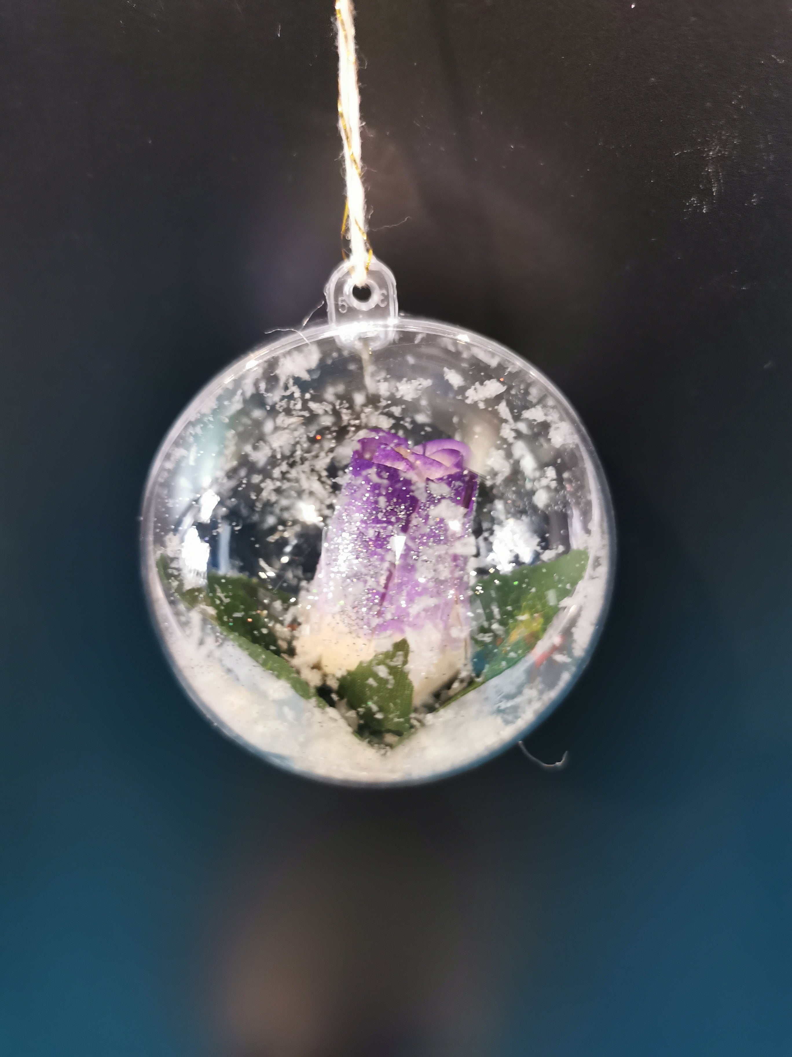 Boule Transparente Décorative avec Rose en Bois enneigé