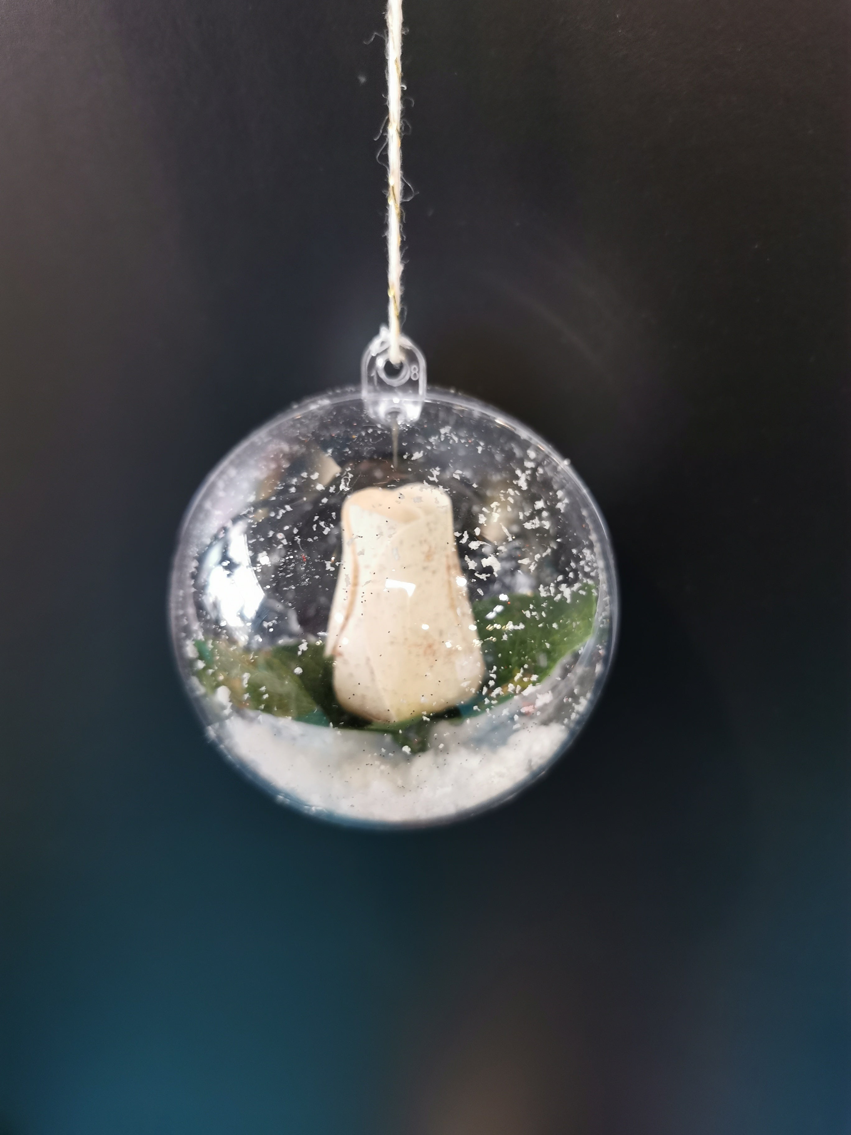 Boule Transparente Décorative avec Rose en Bois enneigé