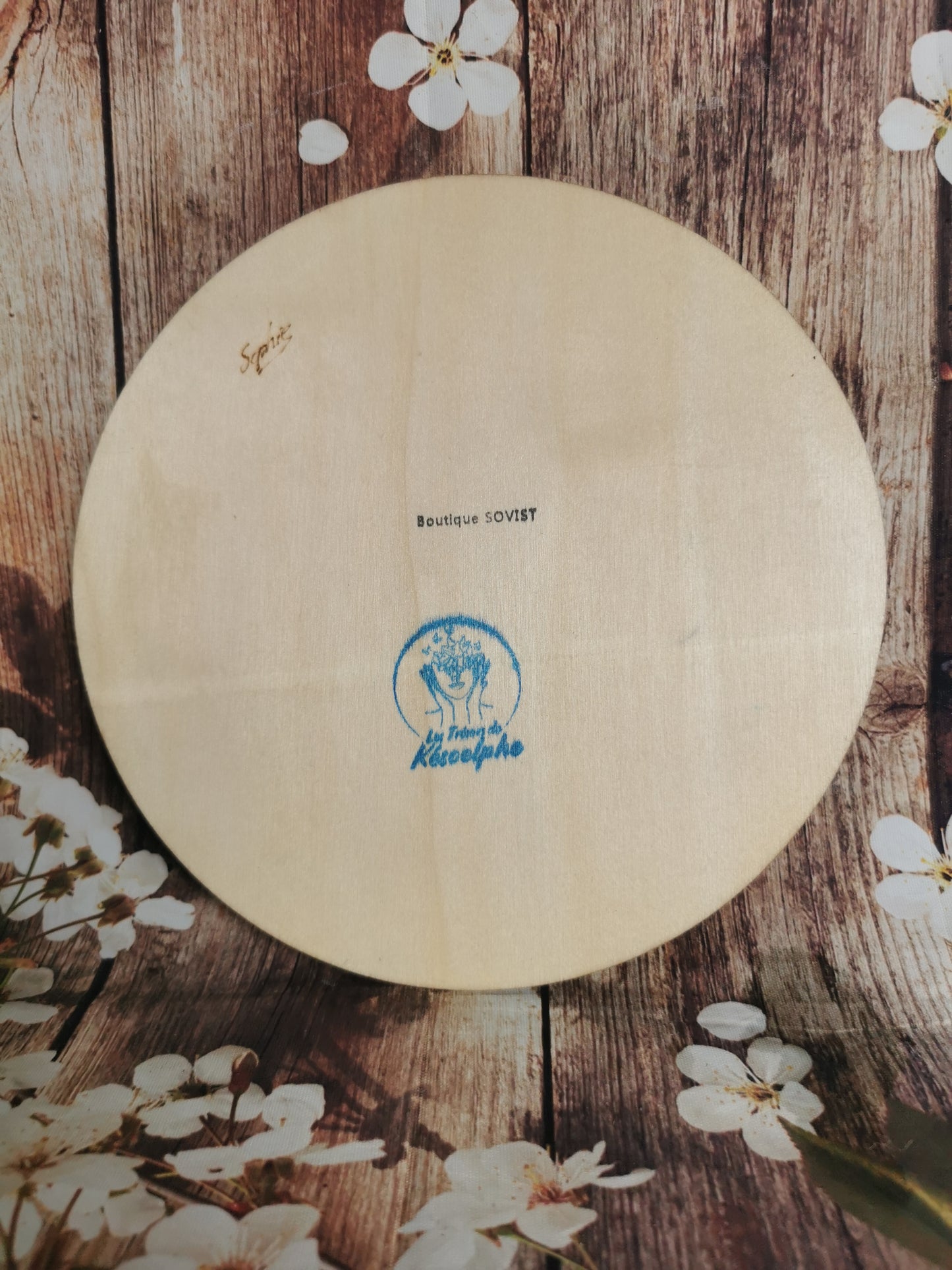 Plaquette ronde en bois pyrogravée Chien & Papillon