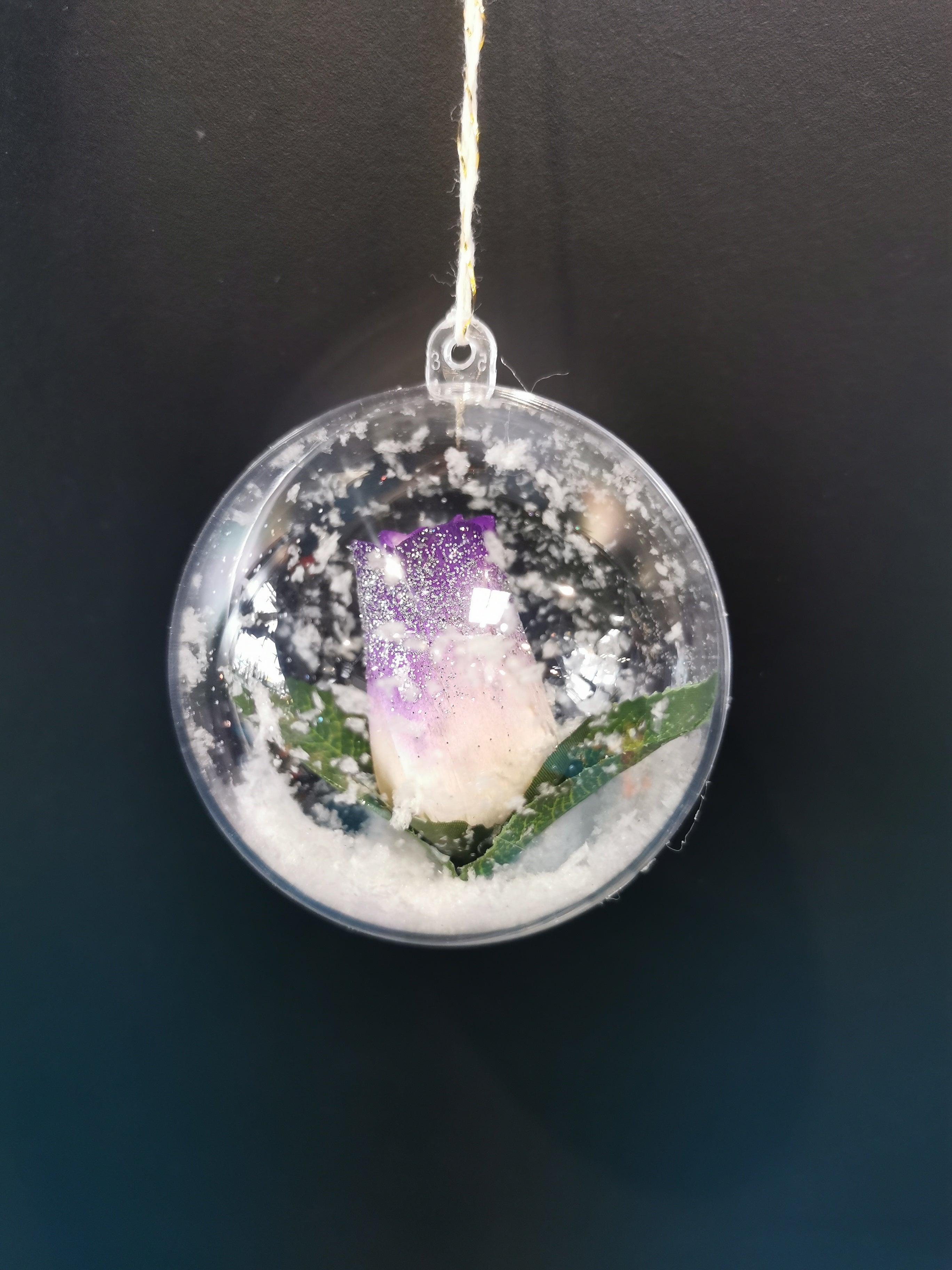 Boule Transparente Décorative avec Rose en Bois enneigé