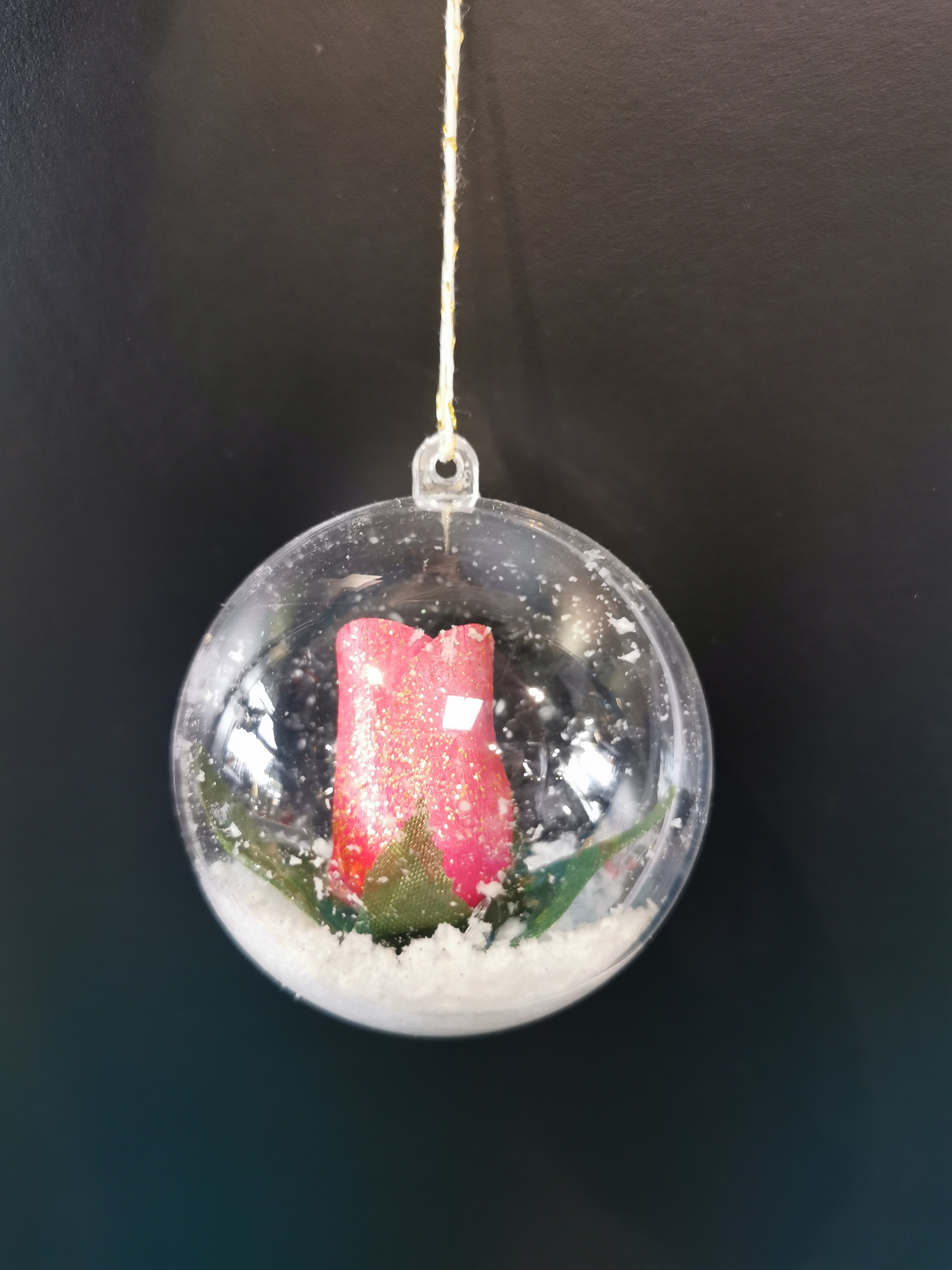 Boule Transparente Décorative avec Rose en Bois enneigé