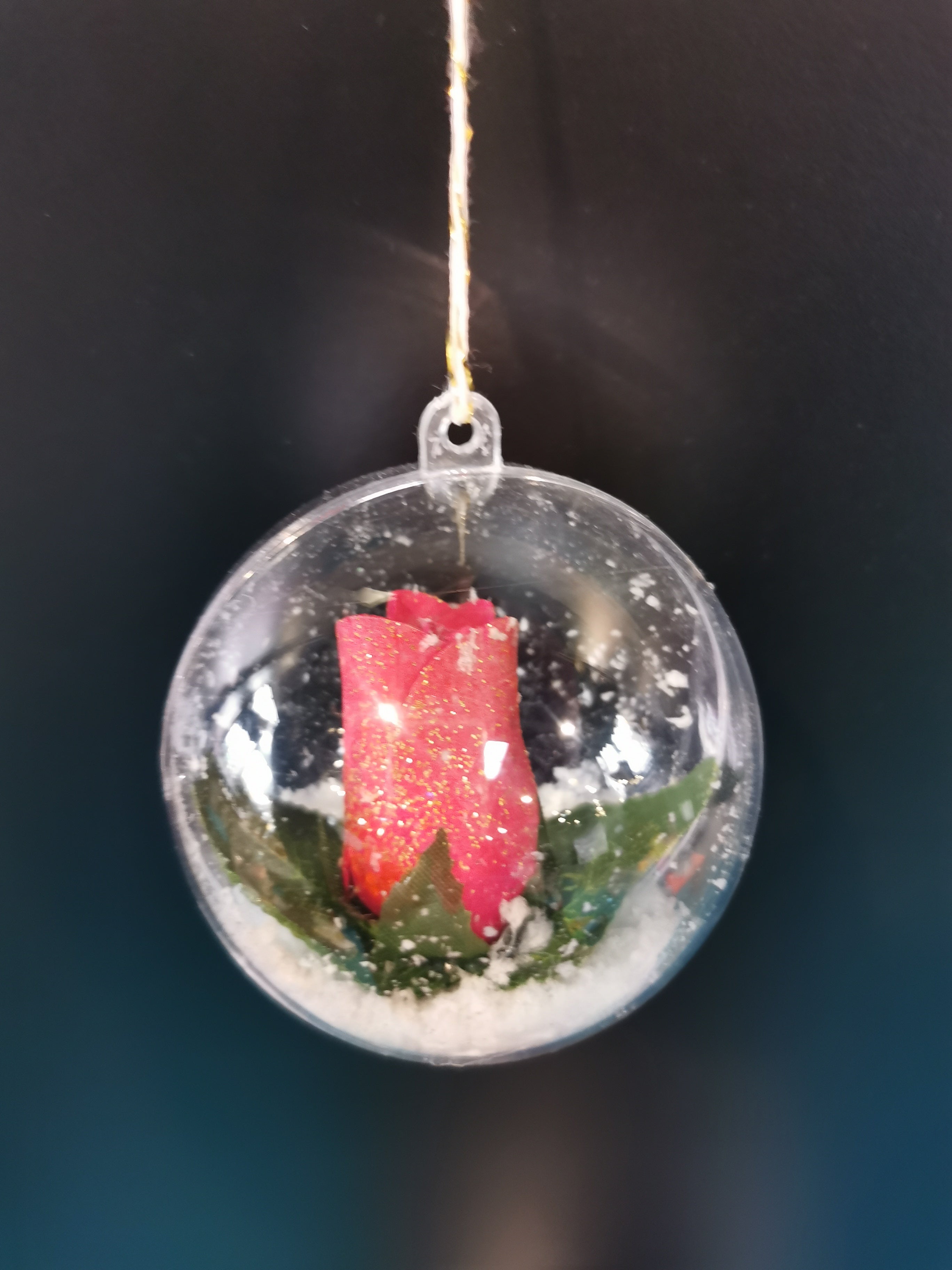 Boule Transparente Décorative avec Rose en Bois enneigé
