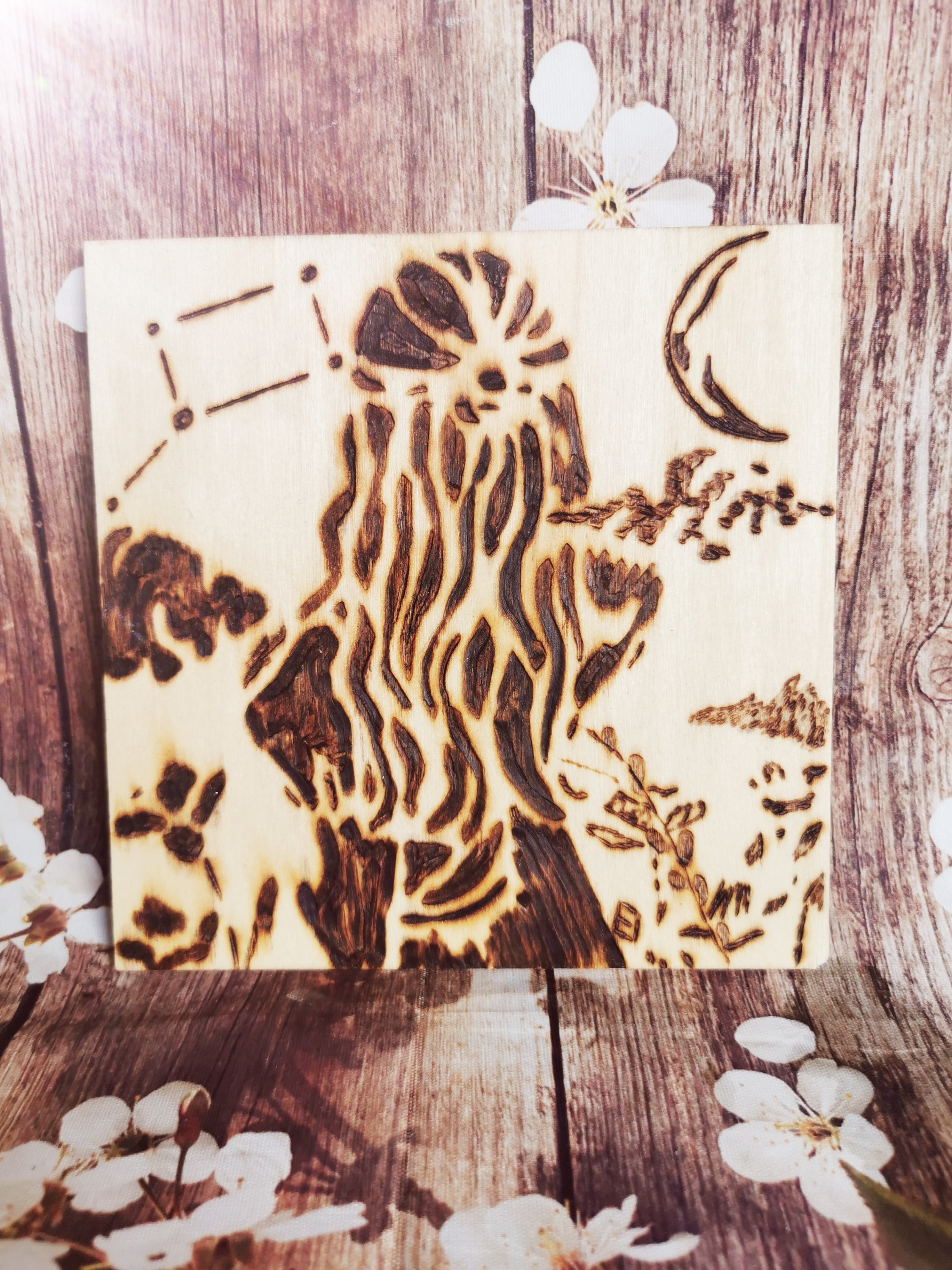 Plaquette carrée en bois Femme et constellations