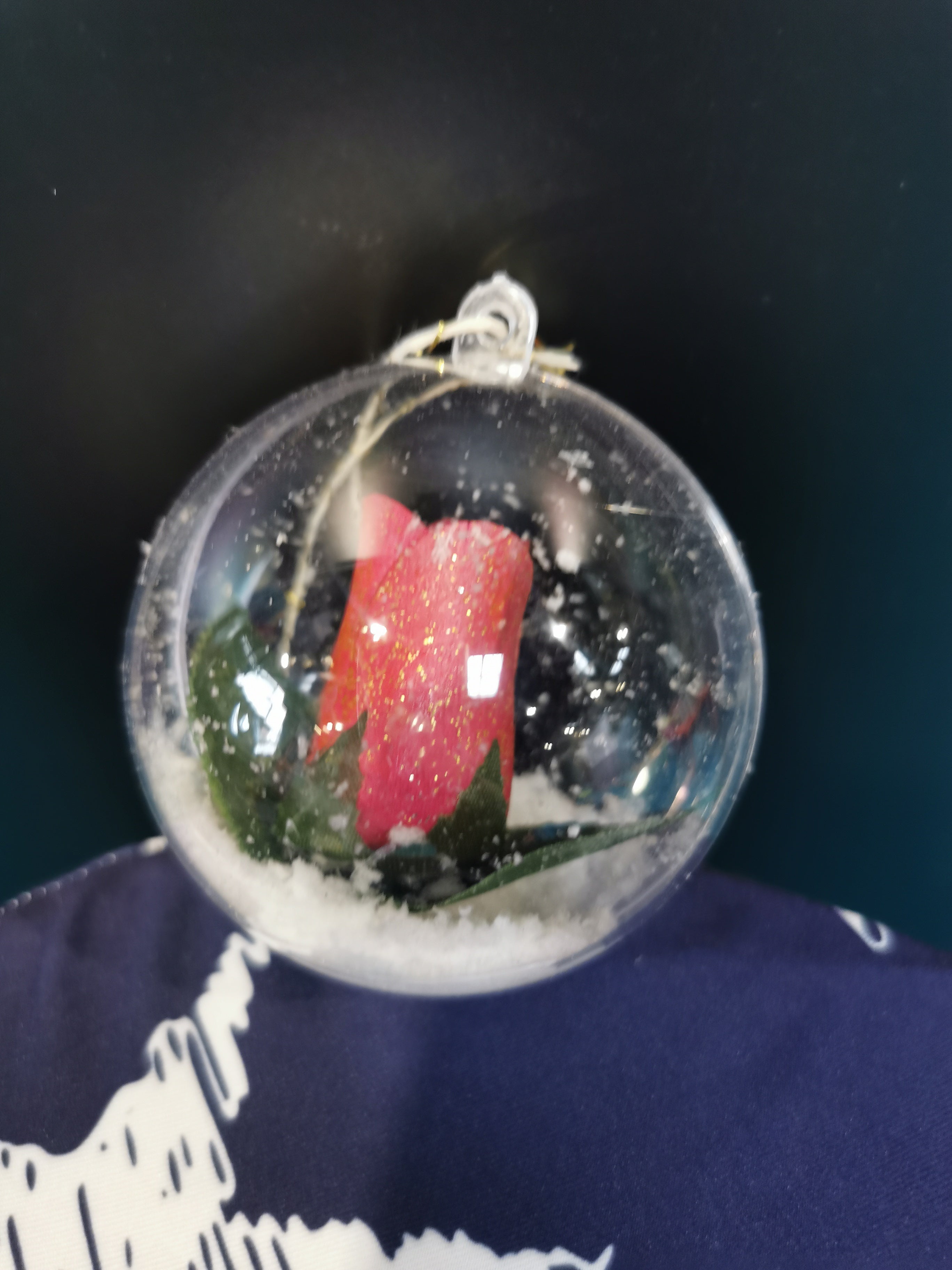 Boule Transparente Décorative avec Rose en Bois enneigé