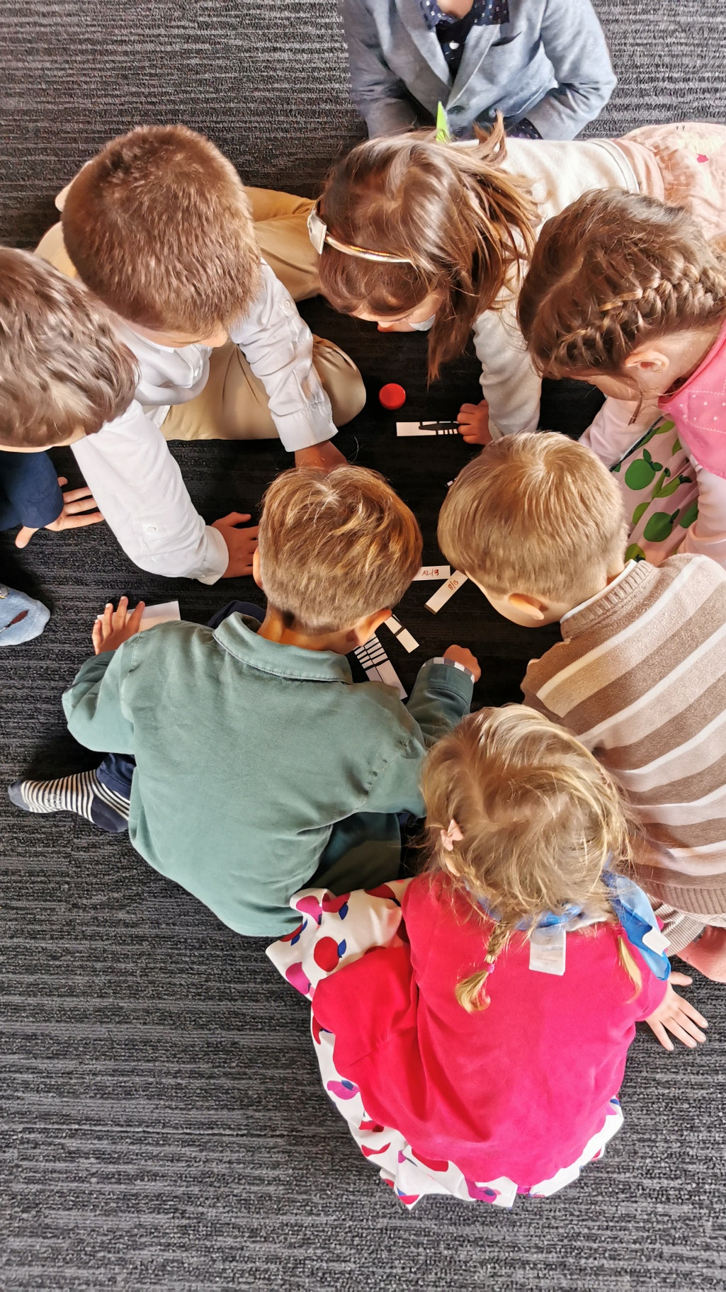 Enfants participant à une Chasse au trésor personnalisable pour 10 enfants, s'amusant ensemble sur un tapis.