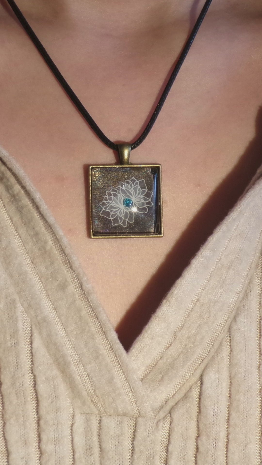 exemple de visuel des bijoux en résines de Sophie