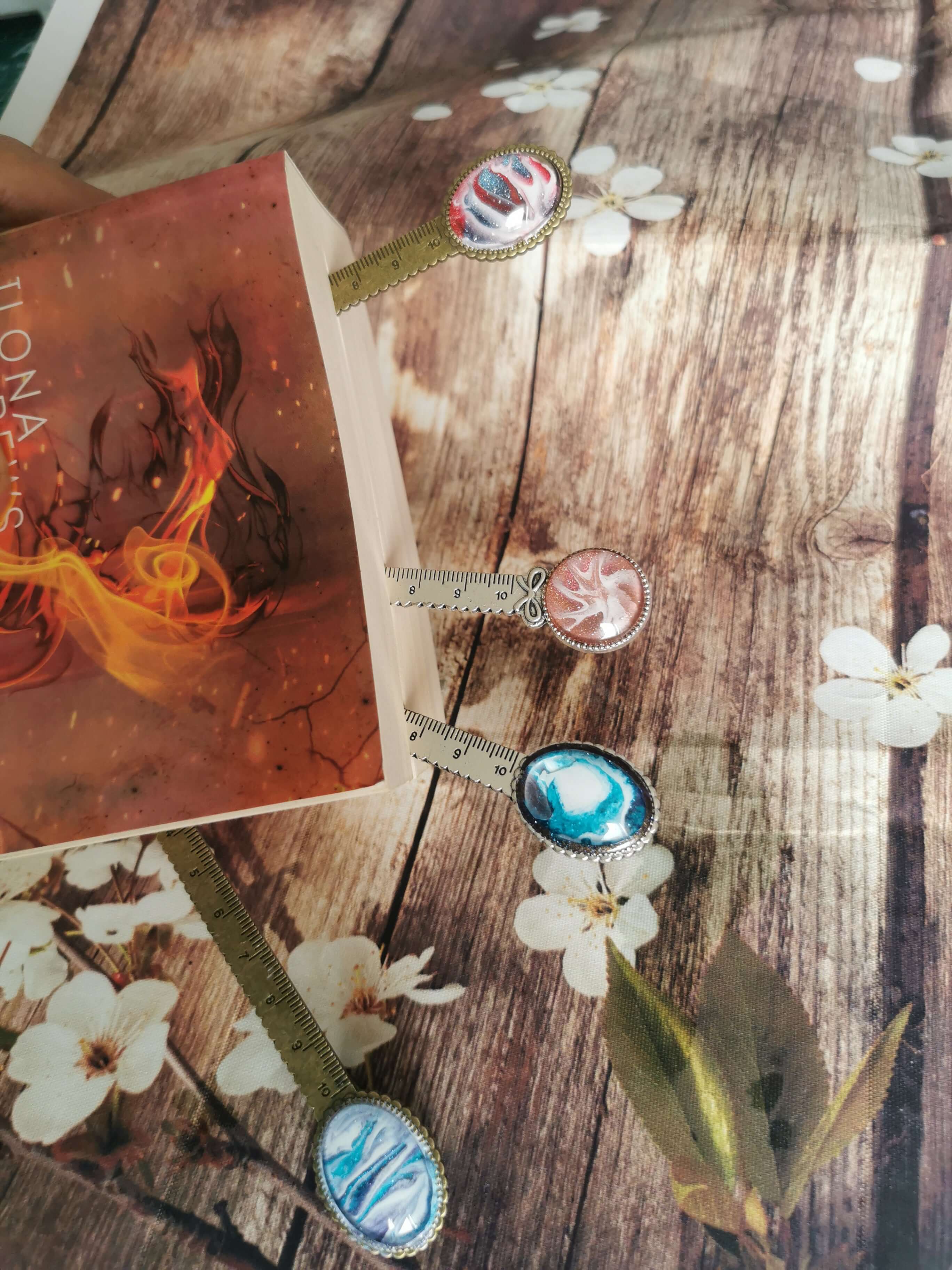 Marque-page vintage avec cabochon décoratif en résine