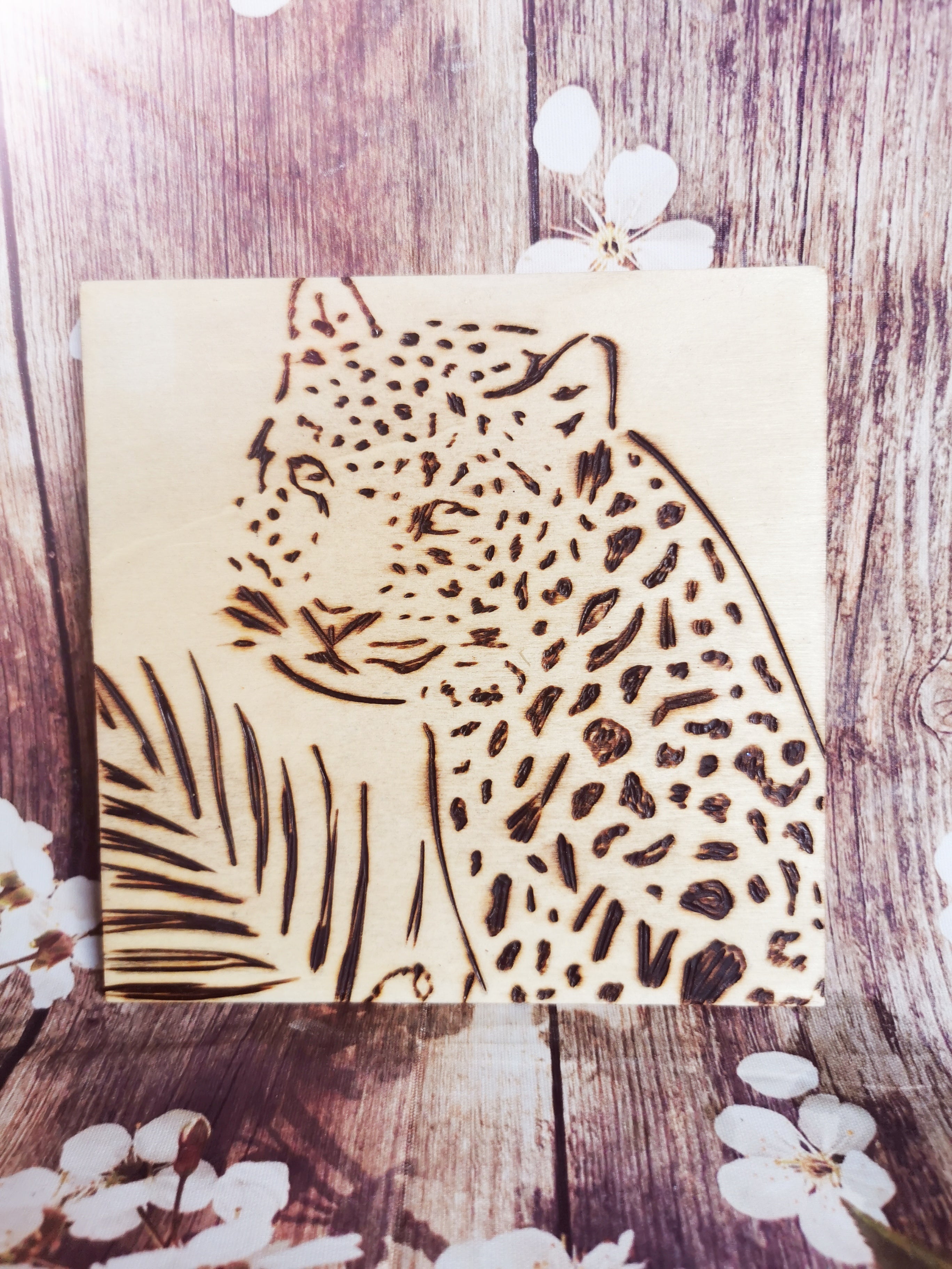 Plaquette carrée en bois d'un Léopard