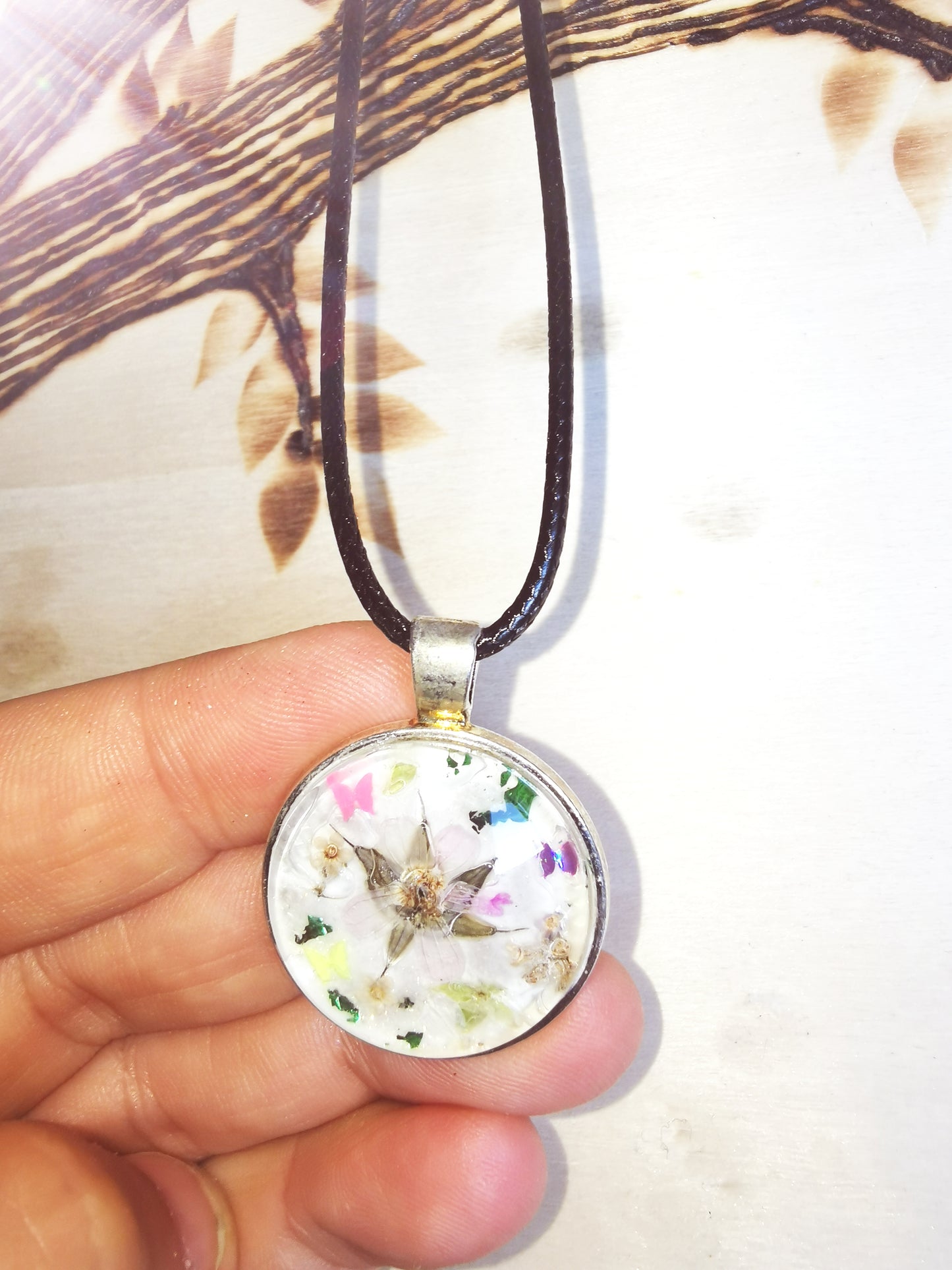 Éclat Naturel – Pendentif fleuri rond 🌸🌿