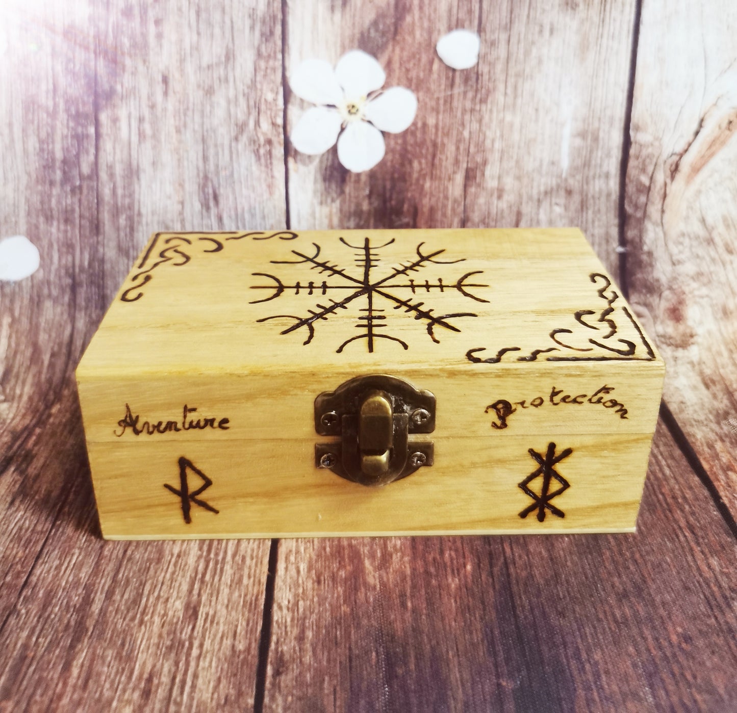 Coffret Runique de Protection – Pyrogravé à la Main, Chargé de Puissantes Énergies
