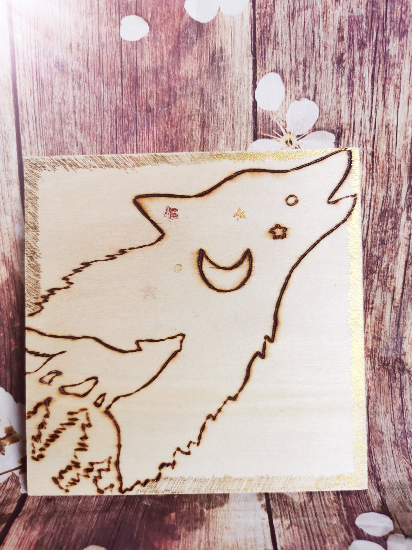 Plaquette carrée en bois – Loup et étoiles 🌙🐺✨