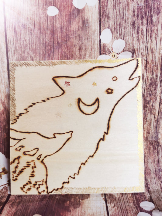 Plaquette carrée en bois – Loup et étoiles 🌙🐺✨