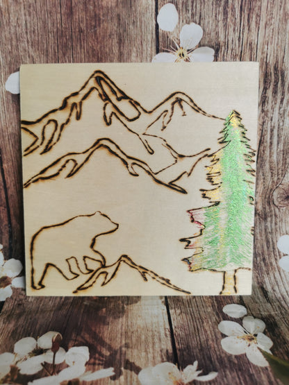 Plaquette carrée en bois – Ours et montagnes 🐻🌲⛰️
