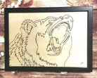 Cadre décoratif ours des Pyrénées, pyrogravé à la main, illustrant la puissance et la sagesse de l'ours.