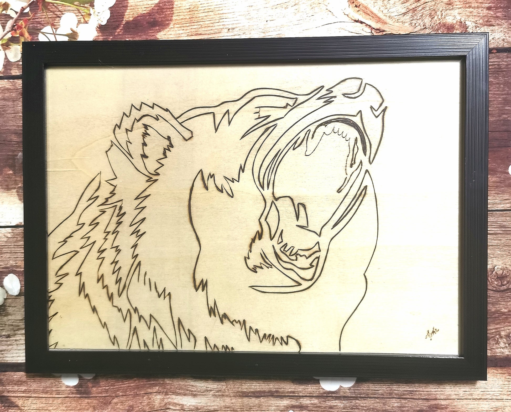 Cadre décoratif ours des Pyrénées, pyrogravé à la main, illustrant la puissance et la sagesse de l'ours.