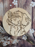 Plaquette ronde en bois pyrogravée Chien & Papillon