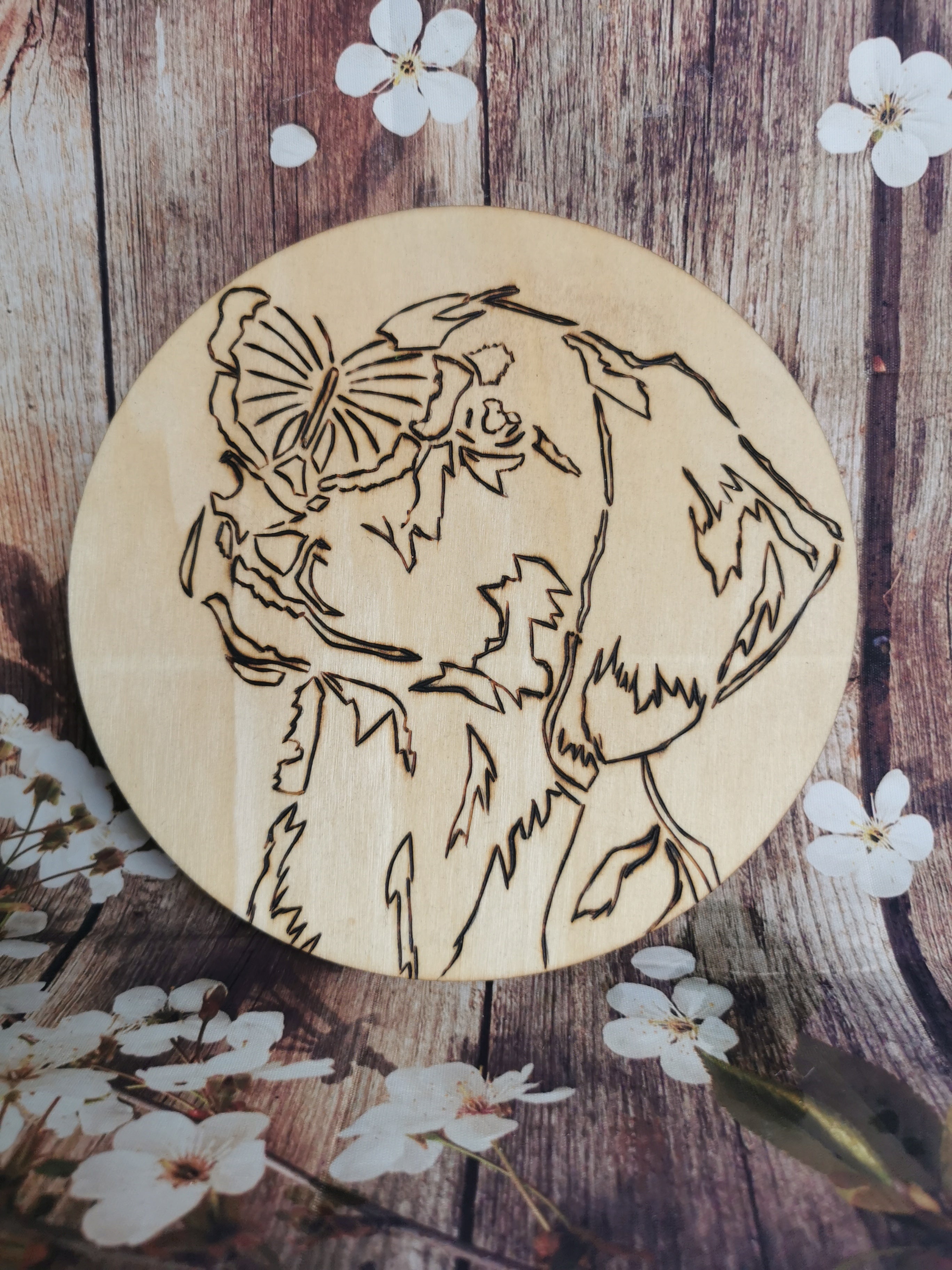 Plaquette ronde en bois pyrogravée Chien & Papillon