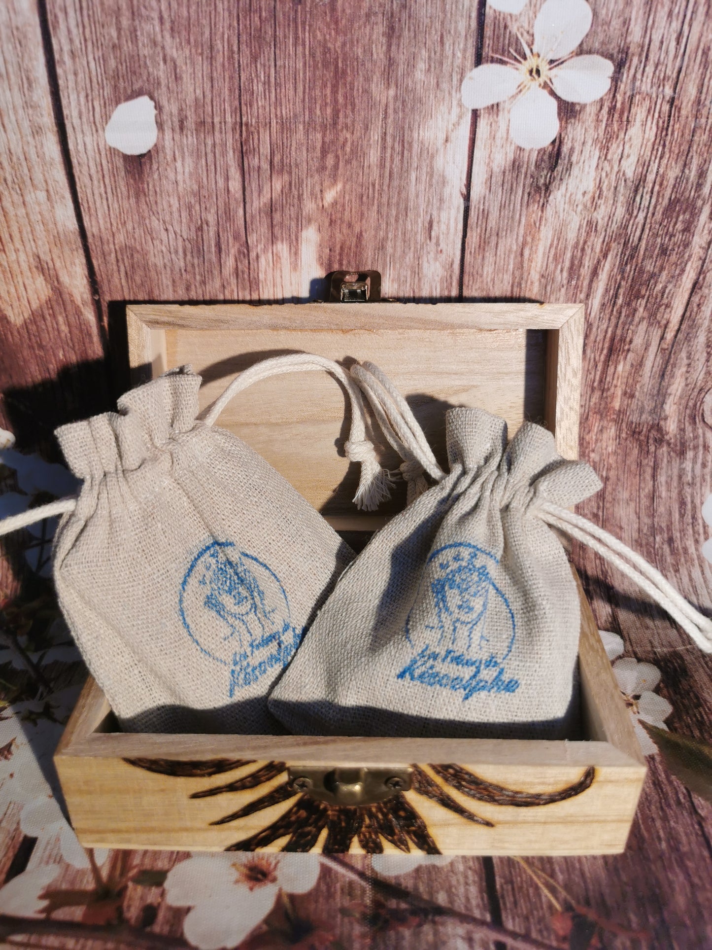 ✨ MystiRunes – Coffret artisanal de runes pyrogravées ✨