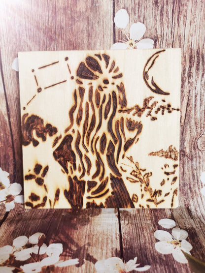 Plaquette carrée en bois – Femme et constellations 🌙⭐