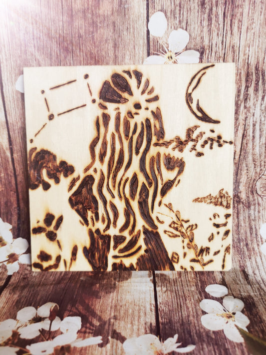 Plaquette carrée en bois – Femme et constellations 🌙⭐