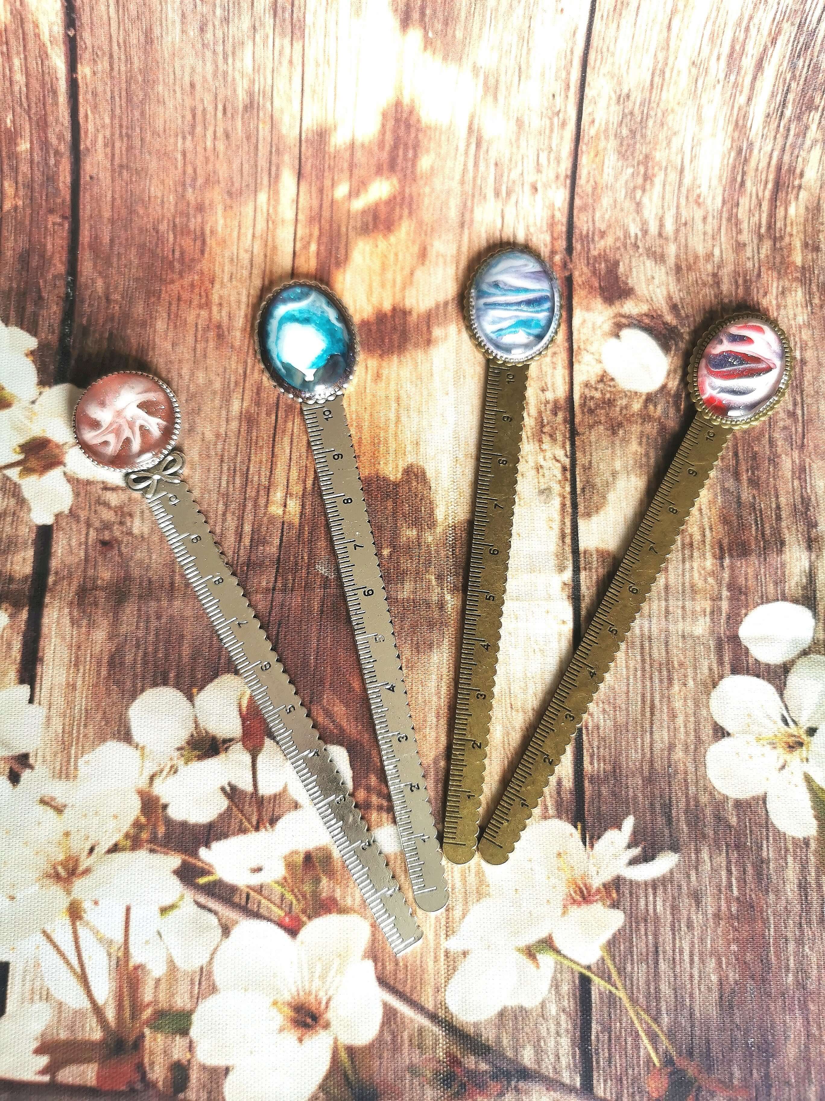 Marque-page vintage avec cabochon décoratif en résine